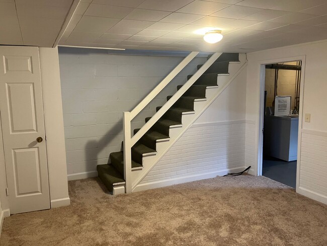 Building Photo - Charming 3-Bedroom Townhome with Modern Amenities in Parkville!