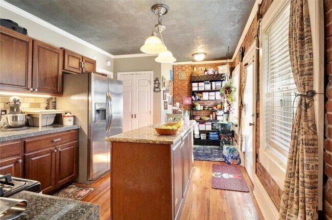 Building Photo - 1033 E 5th St