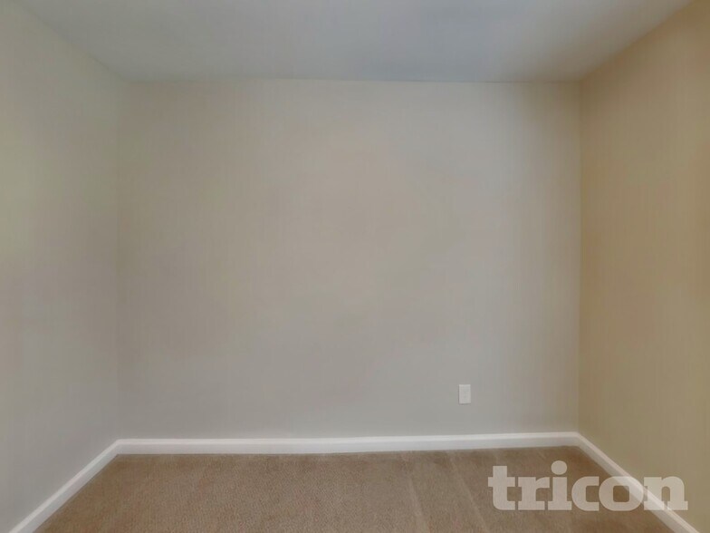 Building Photo - 325 Nutwood Trce