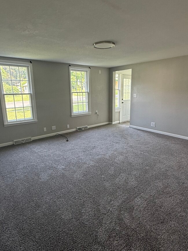 Spacious living room - 529 S Gault St