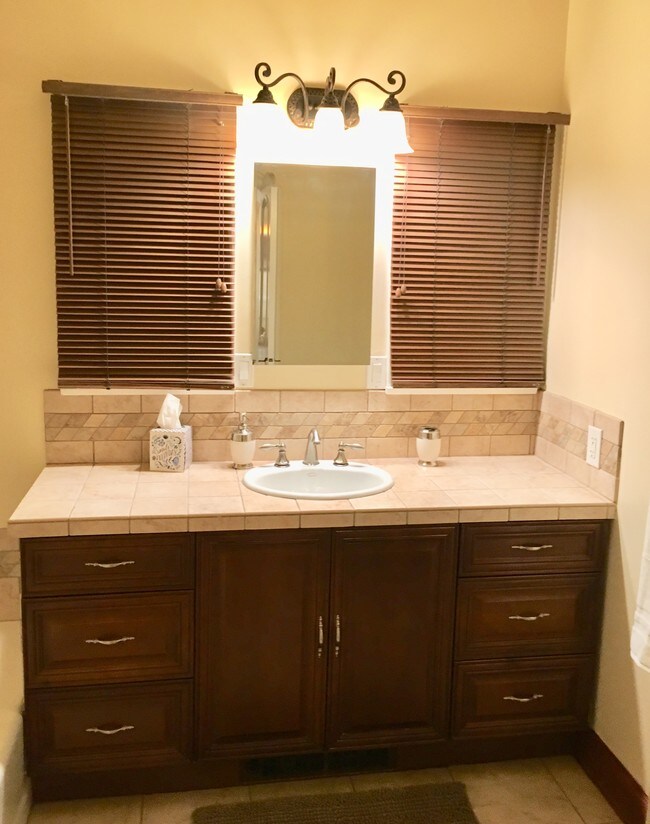 Building Photo - 700 N Irena Ave