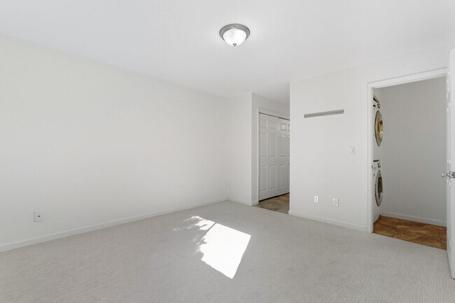 Building Photo - South Boulder 2-bedroom, 2-bath condo with laundry, pool, and heat included