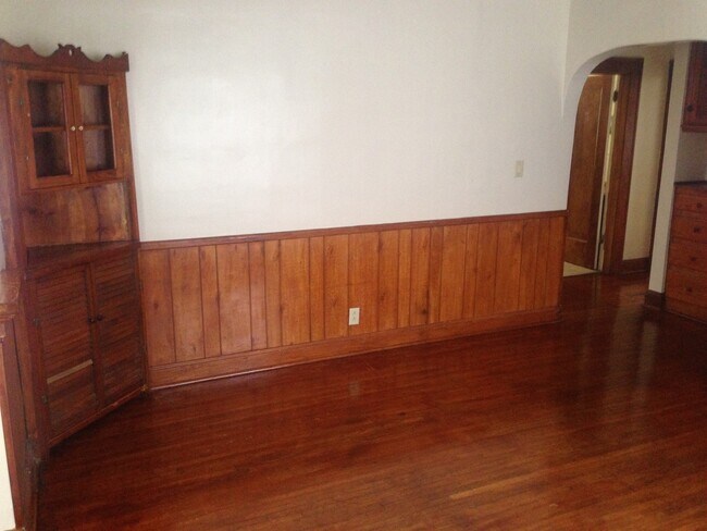 Building Photo - Spacious 3/BR, 1/Bath unit near MSU campus...