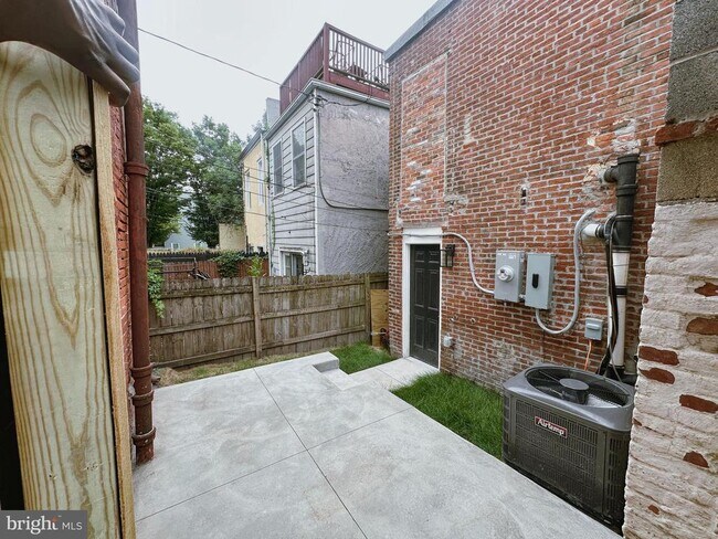 Building Photo - 1110 W Lombard St