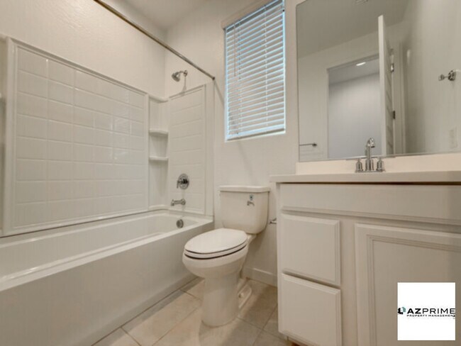 Building Photo - Stunning 4/3 Phoenix Solar Home Near South Mountain!