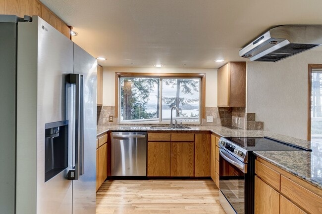 Building Photo - 3 Bedroom 2.5 bathroom nestled in woods with water view