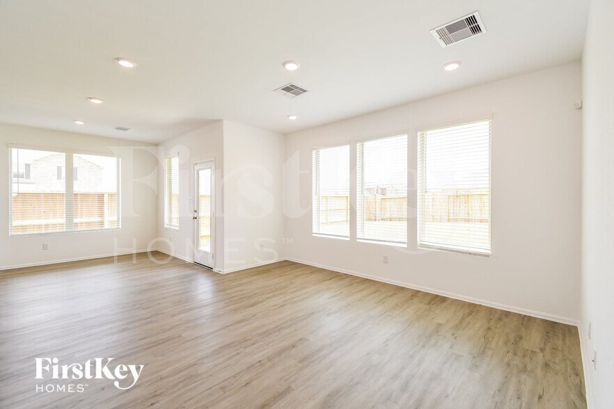 Building Photo - 707 Willow Harbor Ln