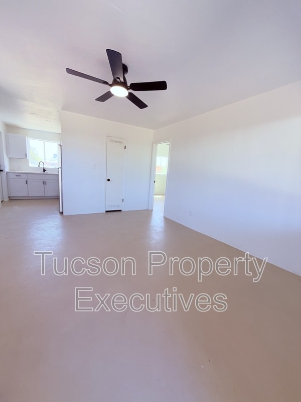 Building Photo - 814 N Alvernon Way