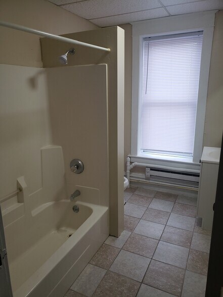 Building Photo - 9 Main St