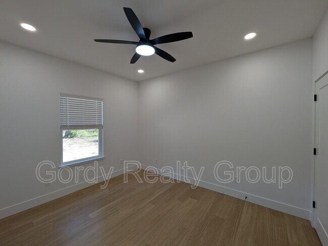 Building Photo - 2984 Russ St