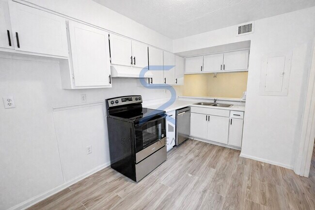 Building Photo - Charming 2BR/1.5BA All-Electric Home Next to Community Playground!