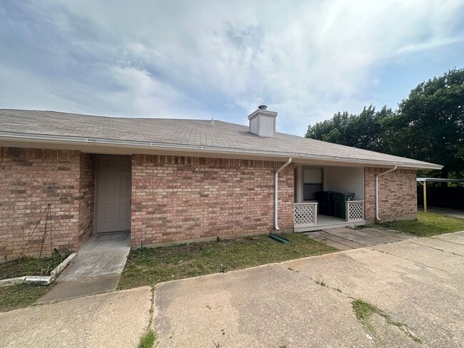 Building Photo - 2 bedroom 2 bathroom Duplex in 76015