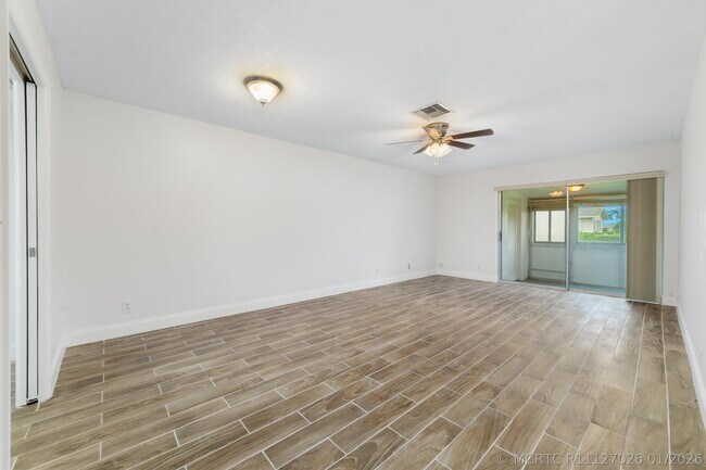 Building Photo - 2567 Dudley Dr E