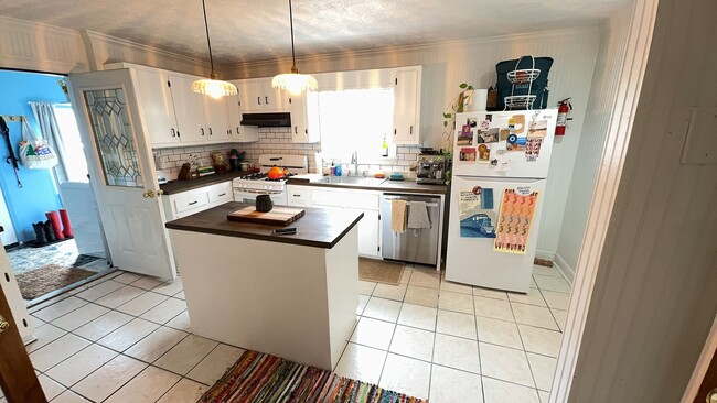 Building Photo - Updated 3bed/2bath House with Older Charm!