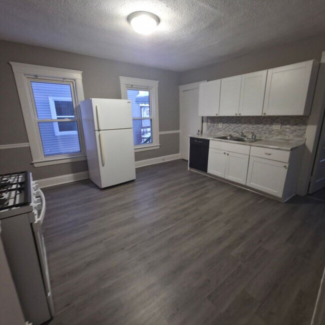 Building Photo - 2064 Halstead Ave