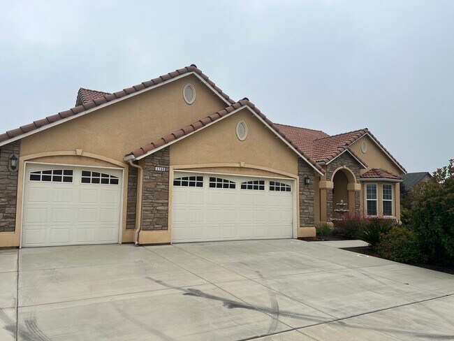 Building Photo - Beautiful Family Home