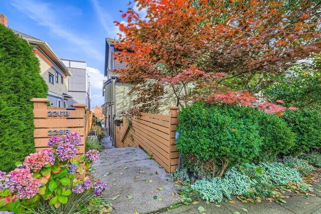 Building Photo - Stunning 3-Bed/1.75-Bath + Den Townhome with Hot Tub in Capitol Hill!