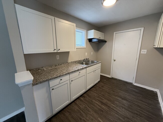 Building Photo - 2086 Hubert Ave