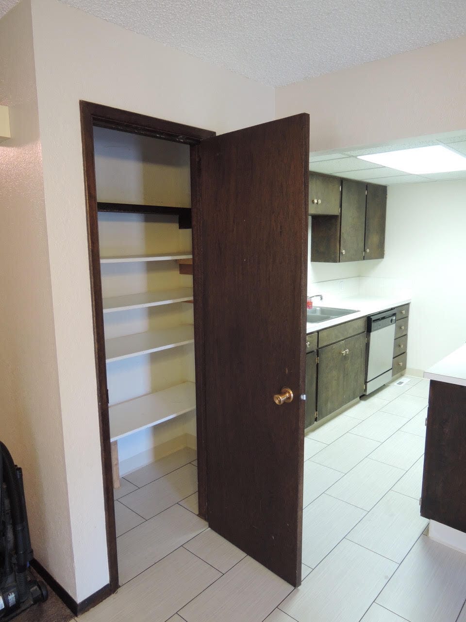 Kitchn/Pantry - 625 SW Center St