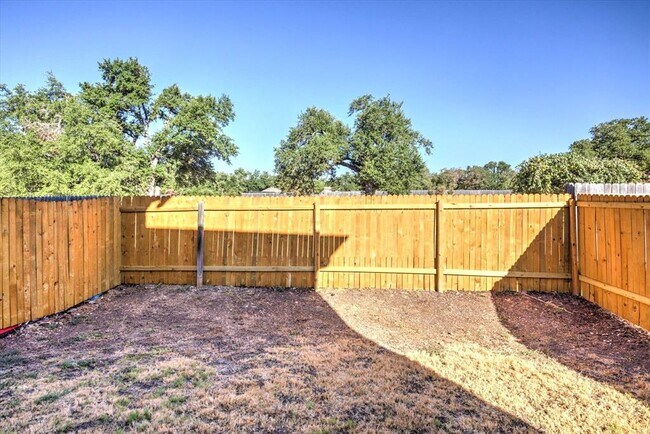 Building Photo - 2410 Great Oaks Dr
