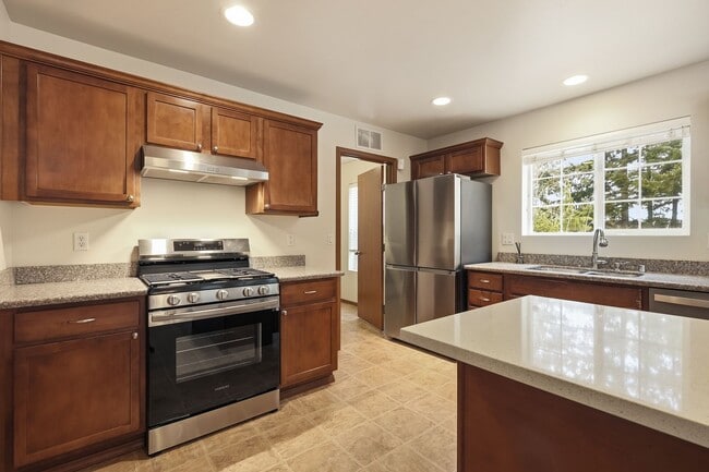 Building Photo - 3 bed 2.5 bath updated home in Tumwater School District - 2300 sq.ft. - fenced back yard.