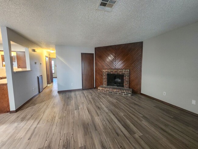 Building Photo - 4104 N Market Ave