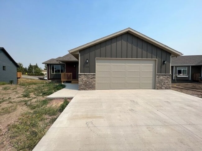 Building Photo - ~ APPLICATIONS PENDING ~ NEWER 4 Bedroom, ...