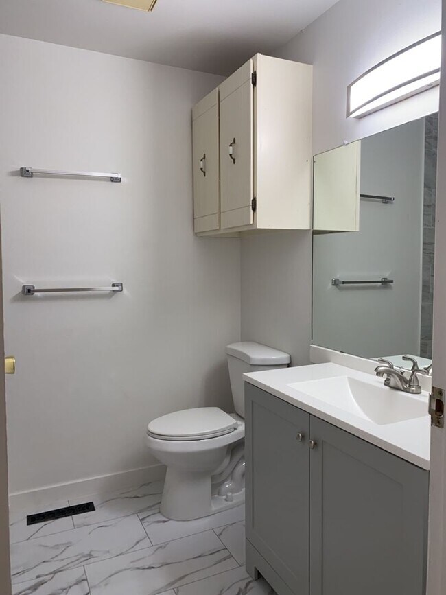 Building Photo - Start a Lease by 12/1 and Receive a $500 R...