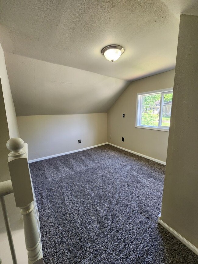 Building Photo - 2 Bed and 2 Bath Home