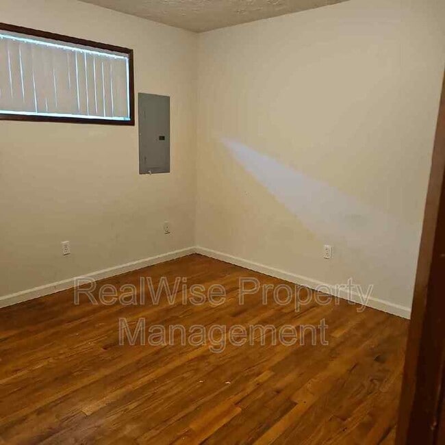 Building Photo - 626 NE Anderson St