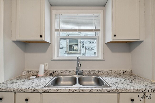 Building Photo - $1,300/month - 3 Bed 1 Bath Single Family ...