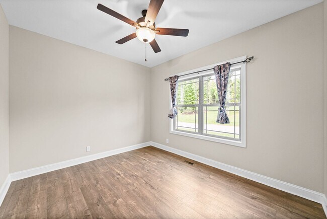 Building Photo - Pet Friendly Four Bedroom!