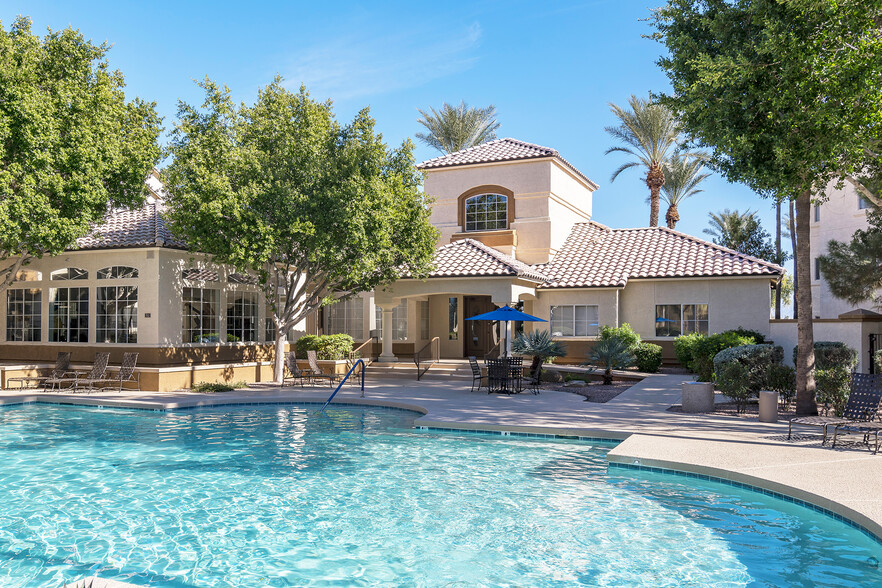 Poolside sundeck - Sonterra Apartments at Paradise Valley