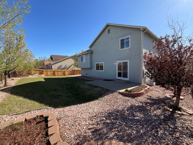 Building Photo - 3 Bedroom Home Available Near N Powers Blv...