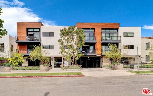 Building Photo - 725 N Alfred St