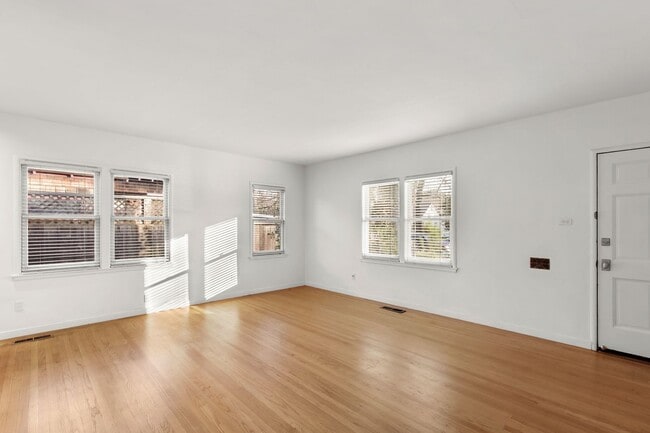 Building Photo - Downtown Davis Cottage-Available for Spring Move In