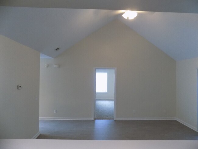Building Photo - Available end of Julyl!! 4 Bedroom home in...
