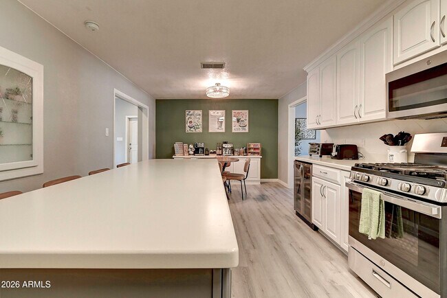 Building Photo - 1027 W 19th St