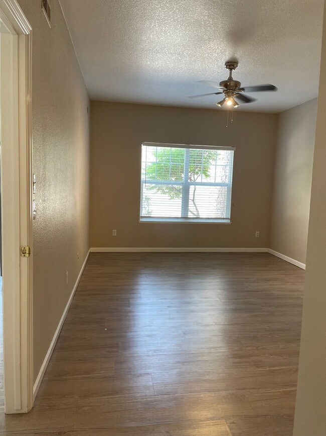 Building Photo - 5225 White Willow Dr