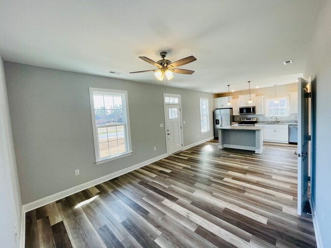 Building Photo - Adorable 2bd/2.5ba cottage in downtown Aynor - Ready for move in!!