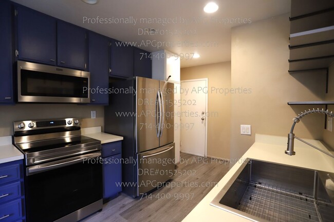 Building Photo - 2 bedroom / 2.5 bathroom condo with one ca...