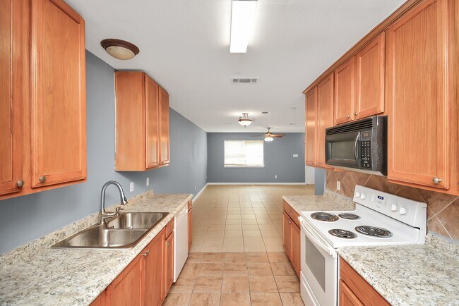 Building Photo - 11899 Algonquin Dr