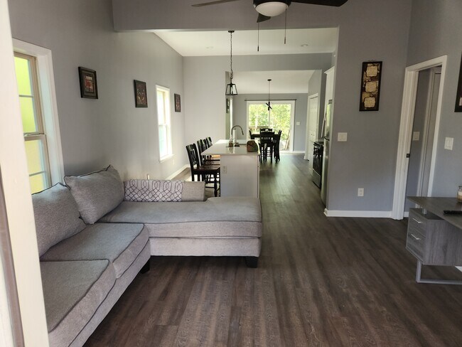 Building Photo - 1109 Windsor St SW