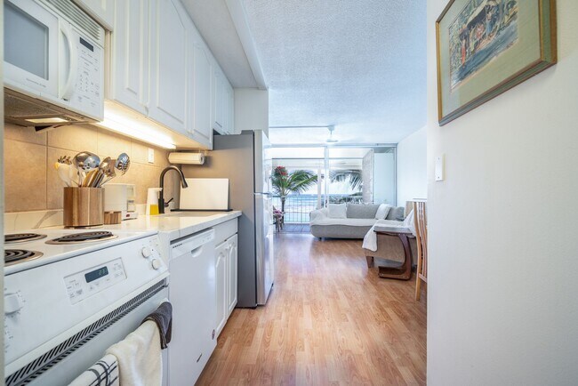 Building Photo - Oceanfront Kaimana Beach Studio at Sans Souci