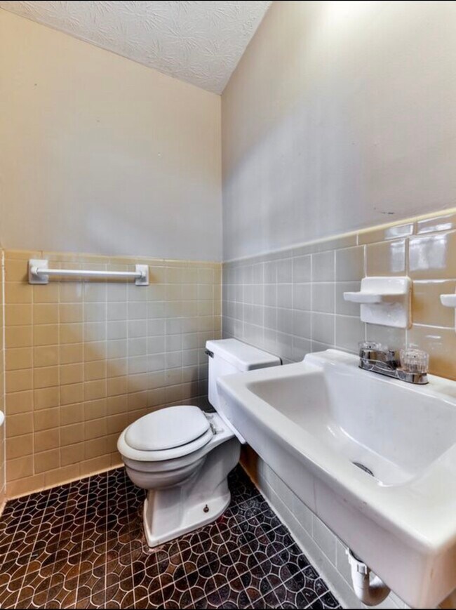 Building Photo - 214 Marty Ln