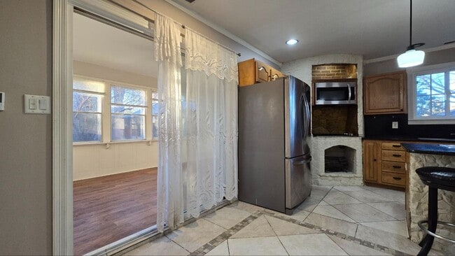 Building Photo - Large 5-Bedroom Home with Backyard Pool, Garage & Fenced Yard