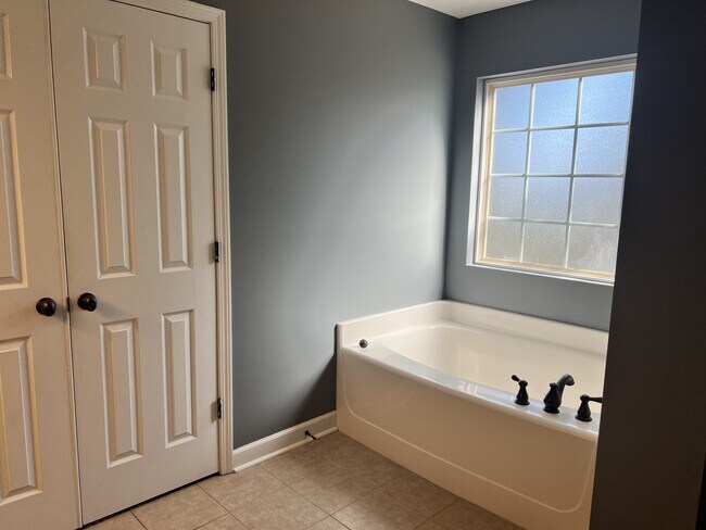 Building Photo - 6005 Fiori Dr