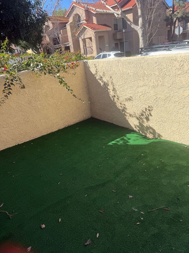 Building Photo - Beautiful 2 bed, 2 baths Summerplace townhome with community pool