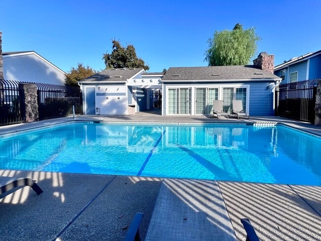 Building Photo - $2,295 Villa & Barstow, 3 Bedroom Condo - ...