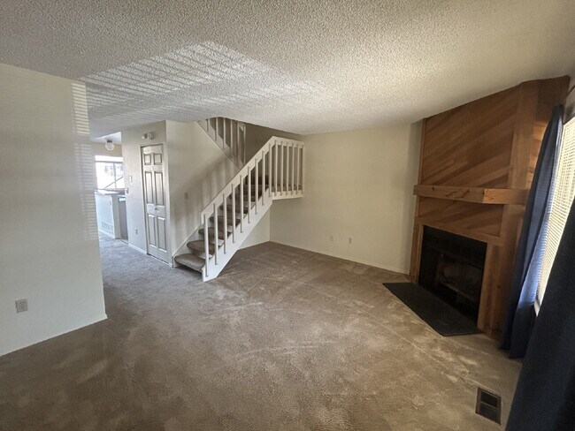 Building Photo - "Charming 2-Bed Condo Retreat with 2.5 Baths in Littleton - 1000 Sq Ft of Comfort!"  Available Now!